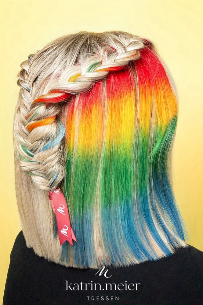 Moderner Haar-Tresen mit hochwertigen Pflegeprodukten, der durch Design und Atmosphäre begeistert