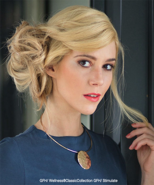 Blonde Perücke mit eleganter Hochsteckfrisur und natürlicher Haarstruktur